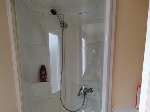 MOBILHOME 6 personnes - 3 chambres - 1 salle d'eau - (Clim, TV) - Terrasse semi-couverte