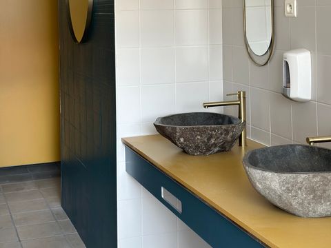 Emplacement - Forfait emplacement Confort 6 Personnes (tente, caravane ou camping-car /1voiture / élec 16A) Eau et évacuation