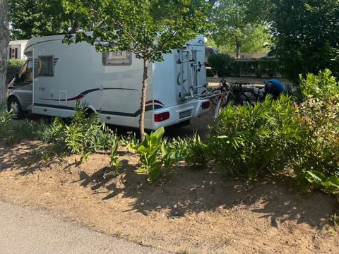 Emplacement - Forfait emplacement Confort 6 Personnes (tente, caravane ou camping-car /1voiture / élec 16A) Eau et évacuation
