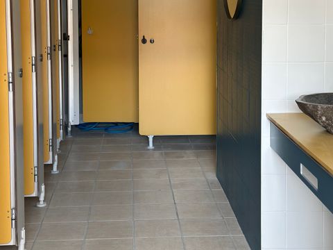 Emplacement - Forfait emplacement Confort 6 Personnes (tente, caravane ou camping-car /1voiture / élec 16A) Eau et évacuation