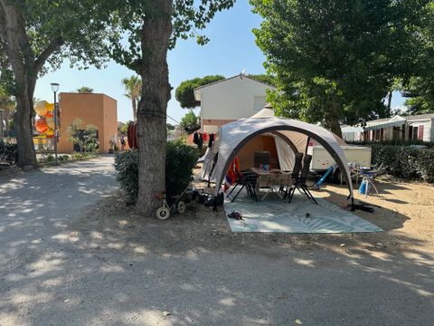 Emplacement - Forfait emplacement Confort 6 Personnes (tente, caravane ou camping-car /1voiture / élec 16A) Eau et évacuation