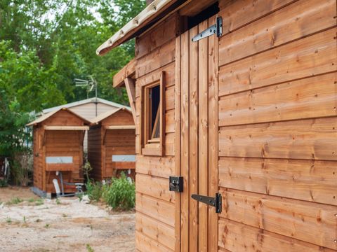 Emplacement - Forfait Premium avec sanitaire privé 6 Personnes (1 tente, caravane ou camping-car/1voiture +électricité 16A)