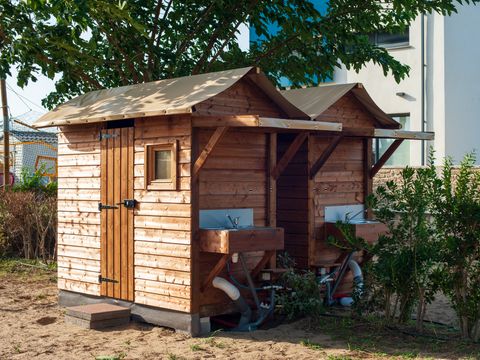 Emplacement - Forfait Premium avec sanitaire privé 6 Personnes (1 tente, caravane ou camping-car/1voiture +électricité 16A)