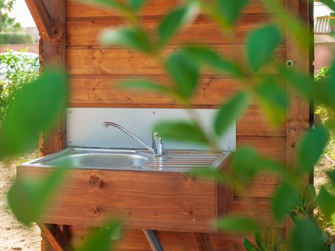 Emplacement - Forfait Premium avec sanitaire privé 6 Personnes (1 tente, caravane ou camping-car/1voiture +électricité 16A)