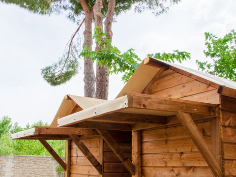 Emplacement - Forfait Premium avec sanitaire privé 6 Personnes (1 tente, caravane ou camping-car/1voiture +électricité 16A)