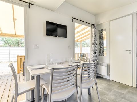 Mobilhome 4 personnes - Mobil-home | Comfort XL | 2 Ch. | 4 Pers. | Terrasse surélevée | Clim. | TV