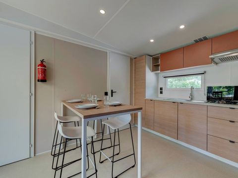 Mobilhome 6 personnes - Comfort | 3 Ch. | 6 Pers. | Terrasse surélevée | 1 SDB | Clim. | TV