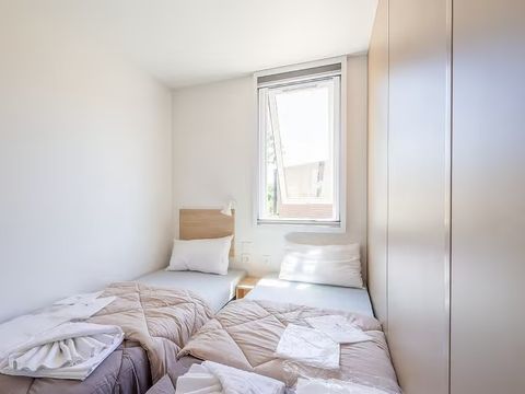 Mobilhome 8 personnes - Ultimate Plus | 3 Ch. | 6/8 Pers. | Terrasse Lounge | Outdoor kitchen | 2 SDB | Clim. | TV
