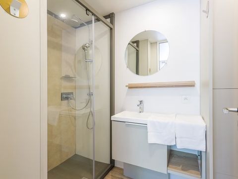 Mobilhome 8 personnes - Ultimate Plus | 3 Ch. | 6/8 Pers. | Terrasse Lounge | Outdoor kitchen | 2 SDB | Clim. | TV