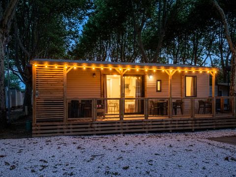 Mobilhome 8 personnes - Ultimate Plus | 3 Ch. | 6/8 Pers. | Terrasse Lounge | Outdoor kitchen | 2 SDB | Clim. | TV