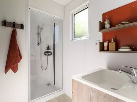 MOBILHOME 4 personnes - Tour Opérateur Maeva sur Camping Le Bois de Valmarie - Mobil Home Confort 4 Pièces 6 Personnes (4 adultes + 2 enfants) Climatisé