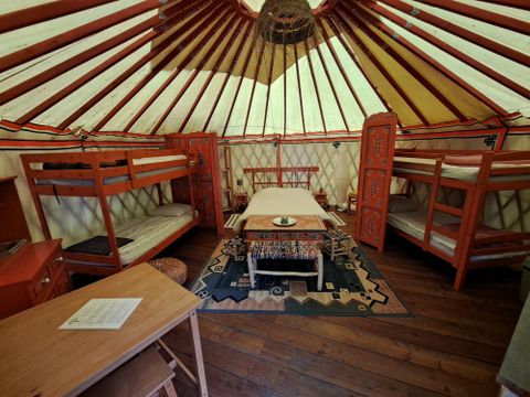 HÉBERGEMENT INSOLITE 6 personnes - YOURTE sans sanitaires 30m²