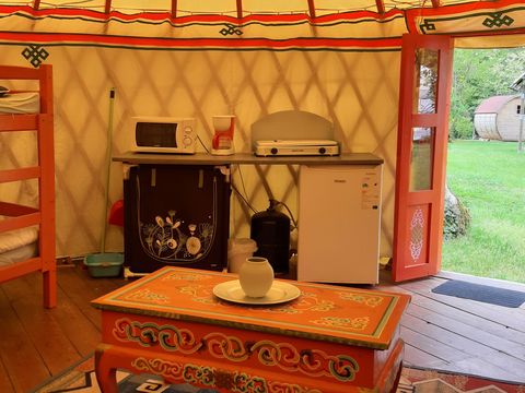 HÉBERGEMENT INSOLITE 6 personnes - YOURTE sans sanitaires 30m²