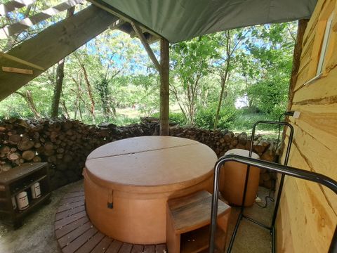 HÉBERGEMENT INSOLITE 4 personnes - CABANE PERCHEE avec sanitaires 15 m²