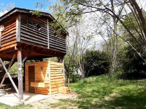 HÉBERGEMENT INSOLITE 4 personnes - CABANE PERCHEE avec salle de bain et SPA