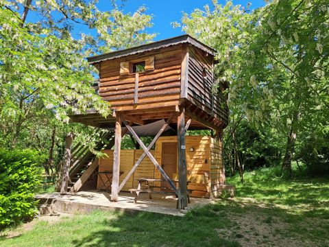 HÉBERGEMENT INSOLITE 4 personnes - CABANE PERCHEE avec sanitaires 15 m²