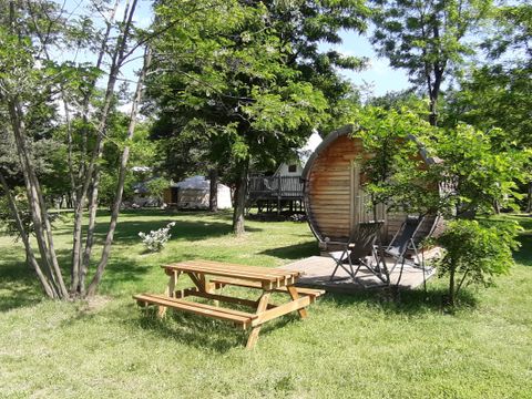 HÉBERGEMENT INSOLITE 2 personnes - TONNEAU Chalet bois 12 m² sans sanitaires