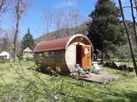 HÉBERGEMENT INSOLITE 2 personnes - TONNEAU Chalet bois 12 m² sans sanitaires