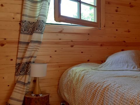 HÉBERGEMENT INSOLITE 2 personnes - TONNEAU Chalet bois 12 m² sans sanitaires