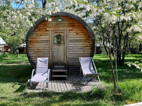 HÉBERGEMENT INSOLITE 2 personnes - TONNEAU Chalet bois 12 m² sans sanitaires