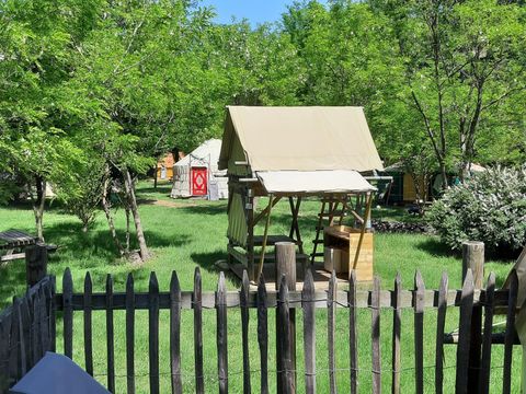 HÉBERGEMENT INSOLITE 2 personnes - Tente Bivouac perchée