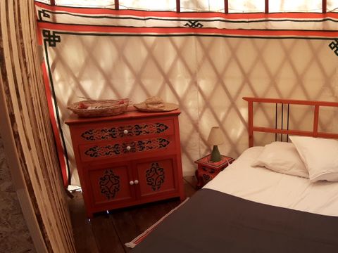 HÉBERGEMENT INSOLITE 5 personnes - Yourte avec salle de bain pour 5 personnes