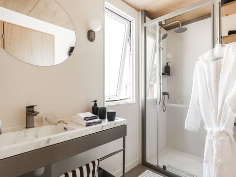 MOBILHOME 4 personnes - Premium Roseau - 2chambres, climatisé, télévision, lave-vaisselle, sèche-serviette et coffre fort