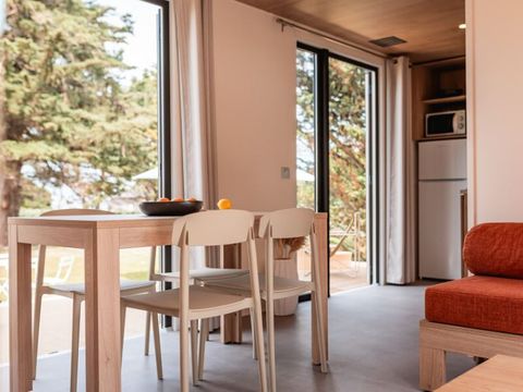 MOBILHOME 4 personnes - Premium Roseau - 2chambres, climatisé, télévision, lave-vaisselle, sèche-serviette et coffre fort