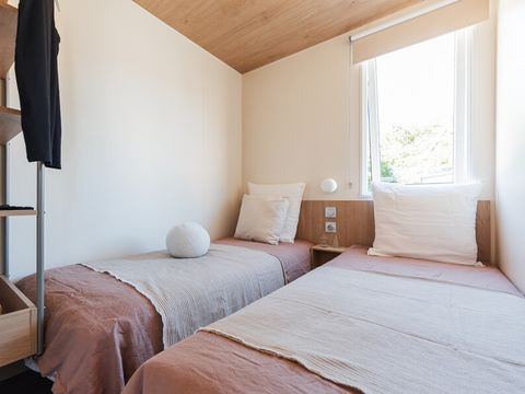 MOBILHOME 4 personnes - Premium Roseau - 2chambres, climatisé, télévision, lave-vaisselle, sèche-serviette et coffre fort