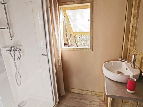 BUNGALOW TOILÉ 4 personnes - Sweetflower sur pilotis Premium 43m² (2 chambres) dont terrasse 11m² + TV + draps et serviettes