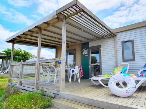 MOBILHOME 4 personnes - Homeflower Premium PMR 26.5m² (2 chambres) + CLIM + terrasse semi-couverte + TV + draps + serviettes