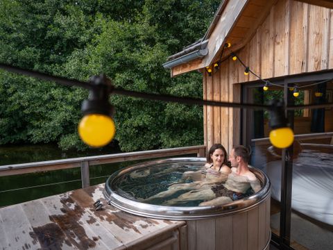 Hébergement 2 personnes - CABANE SUR L'EAU avec Jacuzzi