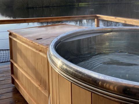 Hébergement 2 personnes - CABANE SUR L'EAU avec Jacuzzi