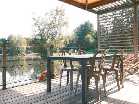 HÉBERGEMENT INSOLITE 2 personnes - CABANE SUR L'EAU
