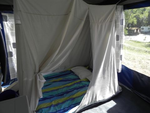 CARAVANE 4 personnes - Avec auvent sans salle de bain