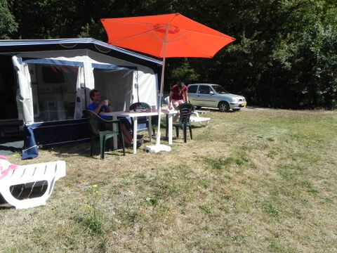 CARAVANE 4 personnes - Avec auvent sans salle de bain CARAVANE 4 personnes - Avec auvent sans salle de bain