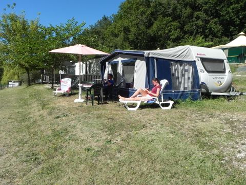 CARAVANE 4 personnes - Avec auvent sans salle de bain
