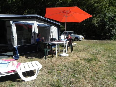 CARAVANE 4 personnes - Avec auvent sans salle de bain CARAVANE 4 personnes - Avec auvent sans salle de bain
