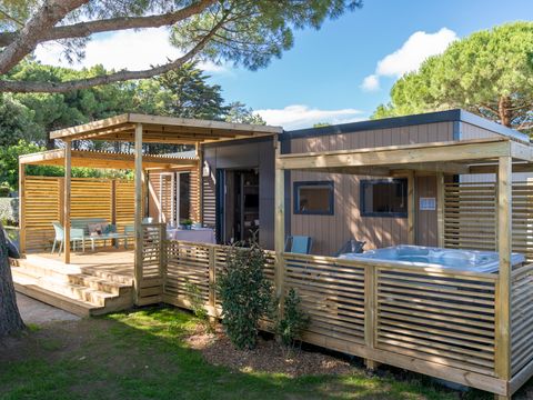 MOBILHOME 6 personnes - EXCLUSIF 3 CHAMBRES JACUZZI + SUITE PARENTALE