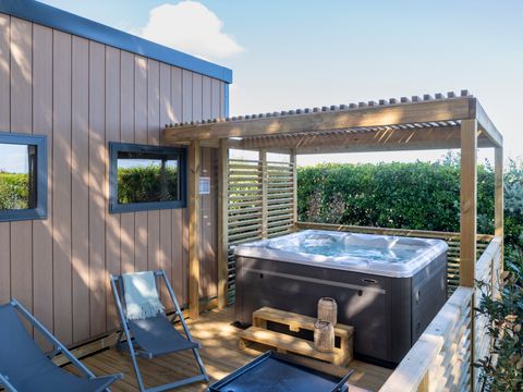 MOBILHOME 6 personnes - EXCLUSIF 3 CHAMBRES JACUZZI + SUITE PARENTALE