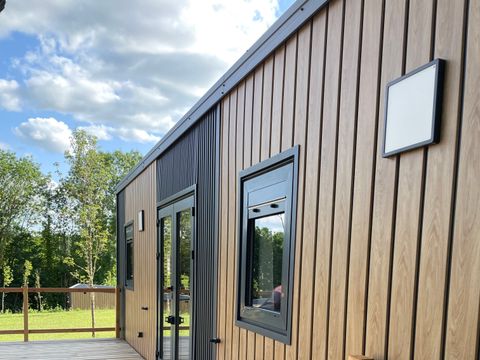 Mobilhome 4 personnes - Cottage avec terrasse - 2 chambres/2 - Salles de bain et spa privatif au Camp'hôtel du Perche Bellêmois