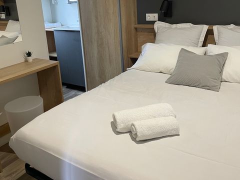 BUNGALOW 4 personnes - Location Appart camp' Hôtel avec terrasse 2ch/2sdb/Cuisine/Salon/Prestation hôtelière