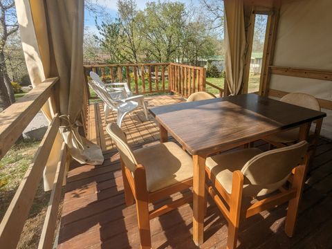 Tente en toile et en bois 4 personnes - Tithome avec sanitaire (samedi à samedi du 06/07/24 au 31/08/24) 4 pers.