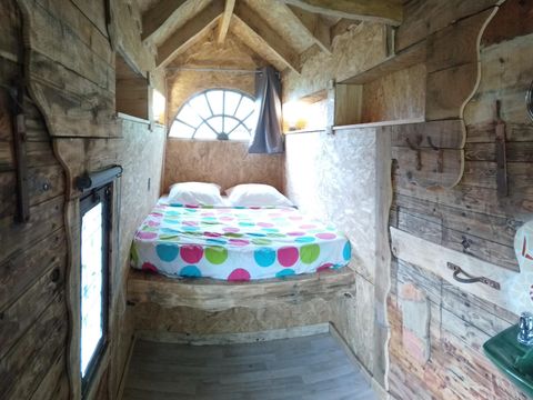 HÉBERGEMENT INSOLITE 2 personnes - Hébergement insolite batteuse / roulotte - sans sanitaires