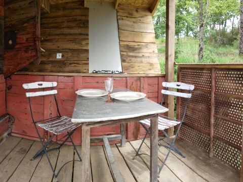 HÉBERGEMENT INSOLITE 2 personnes - Hébergement insolite batteuse / roulotte - sans sanitaires