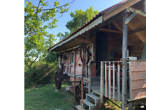 HÉBERGEMENT INSOLITE 2 personnes - Hébergement insolite batteuse / roulotte - sans sanitaires