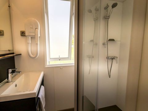 MOBILHOME 6 personnes - Mobil-home | Premium | 3 Ch. | 6 Pers. | Terrasse surélevée | 2 SDB | TV