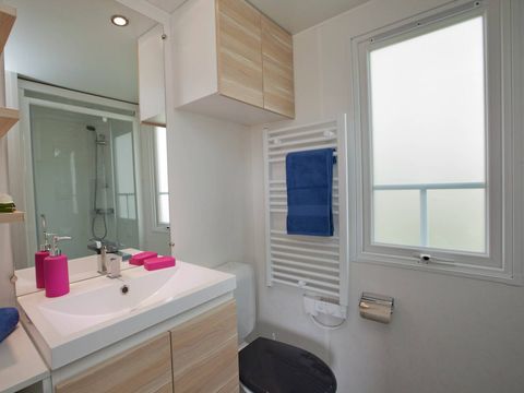 MOBILHOME 4 personnes - Mobil-home | Comfort | 2 Ch. | 4 Pers. | Terrasse surélevée | 2 SDB | TV