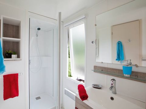 MOBILHOME 4 personnes - Mobil-home | Classic | 2 Ch. | 4 Pers. | Terrasse surélevée | Toit terrasse | 1 SDB | TV
