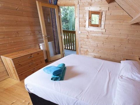 LODGE 10 personnes - 4 Ch. | 6/10 Pers. | Terrasse surélevée | 1 SDB | TV